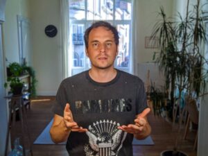Baptiste André, trauma therapist in Brussels and online, in his introduction video